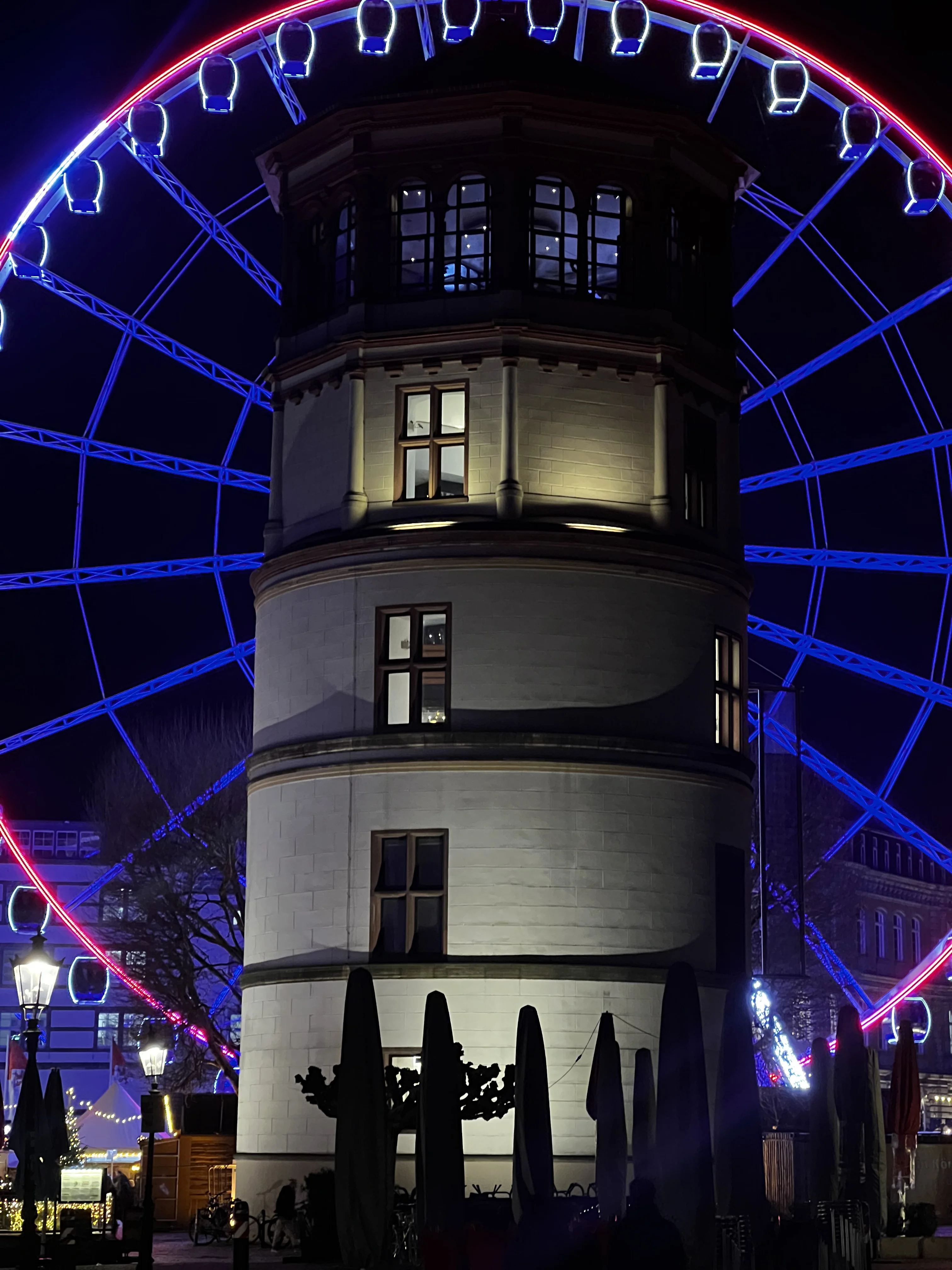 Mehr als nur eine Fahrt: Die Spezial-Pakete im Düsseldorfer Riesenrad (Frühstück, Wein & VIP)