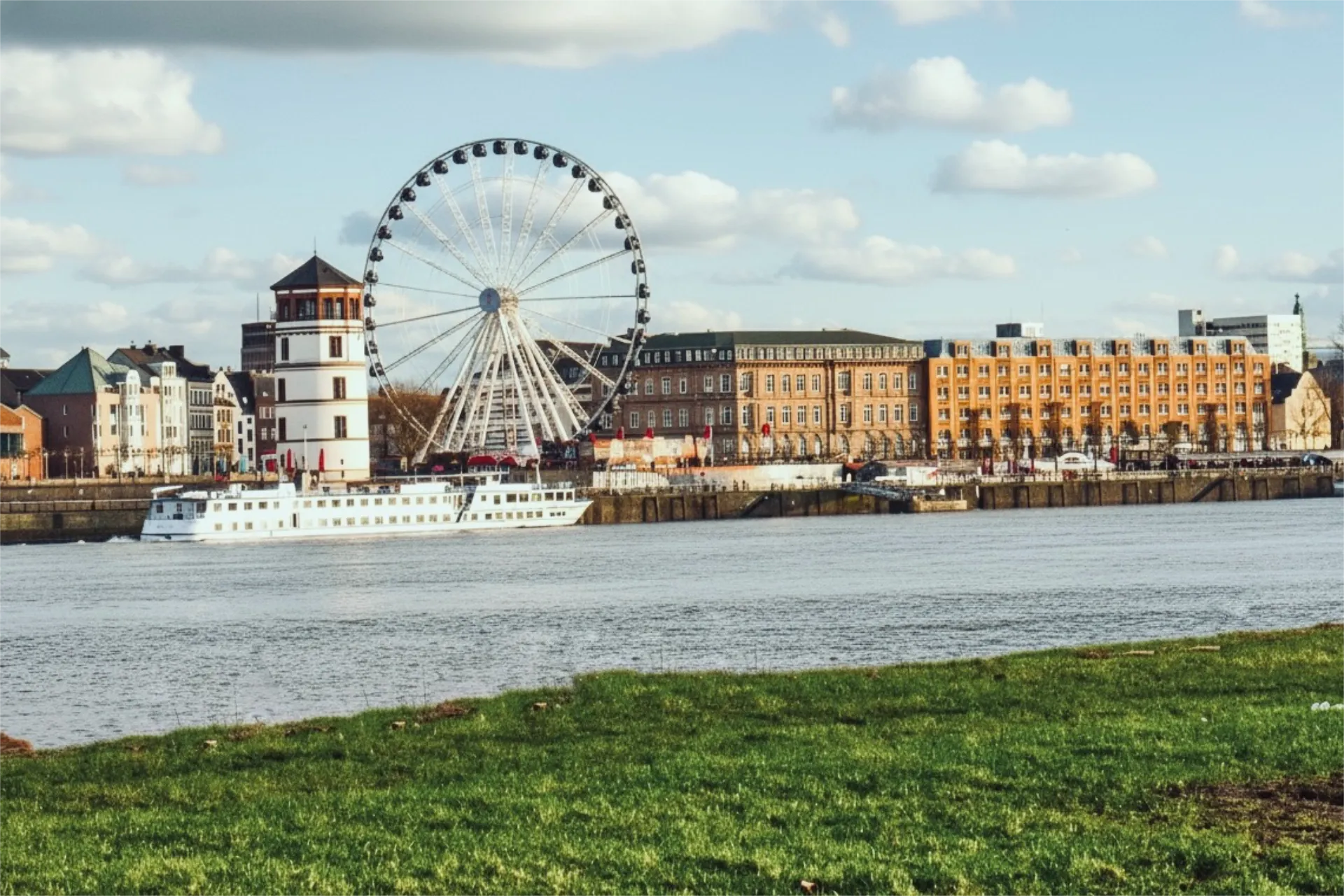 Die Rheinuferpromenade in Düsseldorf mit Blick auf die Altstadt