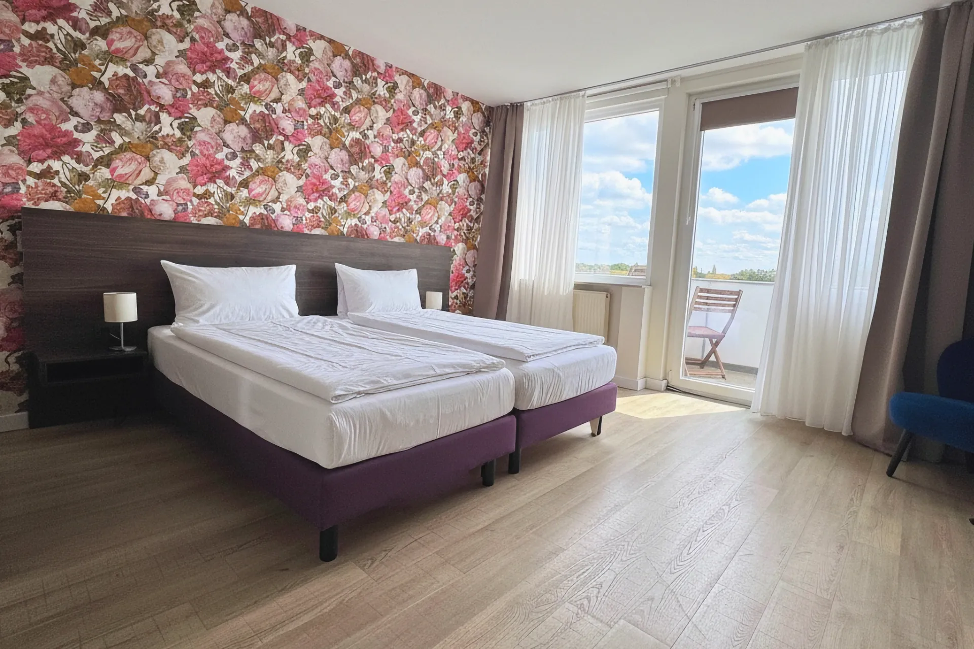 Doppelzimmer mit
              Balkon und Rheinblick im Hotel Garni Fährhaus Düsseldorf
              Volmerswerth